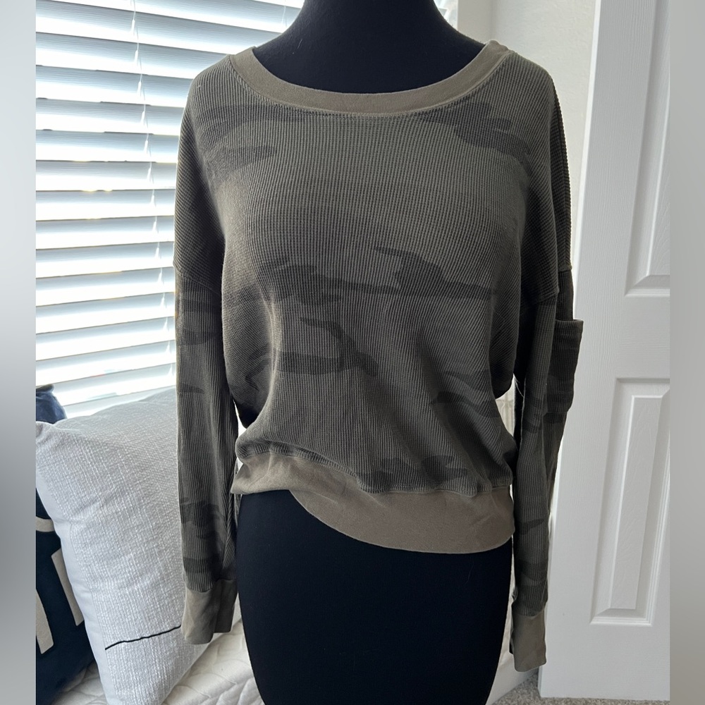 SPLENDID LIKE NEW! WOMEN’S THERMAL CAMOUFLAGE IN OLIVE GREEN SIZE MEDIUM